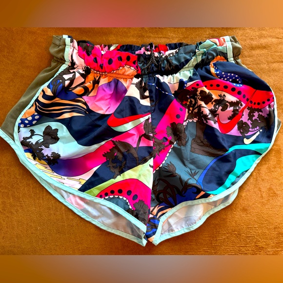 Nike Women's Icon Clash Tempo Printed Shorts - Picture 2 of 4